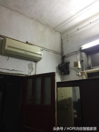 男子租「不到4坪」破爛房一個月後實在忍不了！他動手將它爆改成「複式小家」，房東樂到開花！