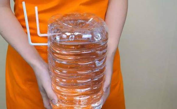 空寶特瓶不要仍！插上2根吸管「省錢又實用」超猛！用途鄰居看了紛紛效仿！