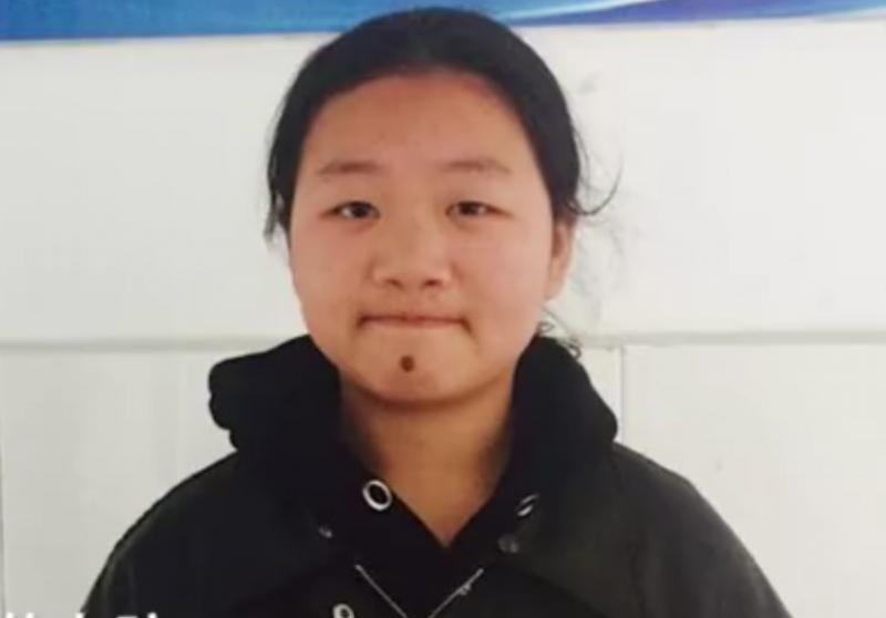 13歲女童刮傷路旁車輛！旁人勸快跑，她勇於認錯留下道歉文，車主暖回：「賠我1塊就好！」