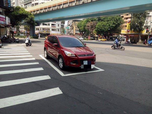 國道閃大燈請讓路？警：不可以！罰緩3-6000，但是警察教你用一招對付烏龜車，超好用！