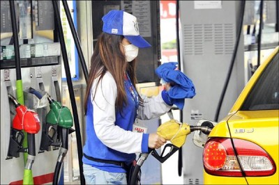 加油時不要再跟員工說「95加滿」了！工讀生私下爆料「這樣加」才能省下千元大鈔！