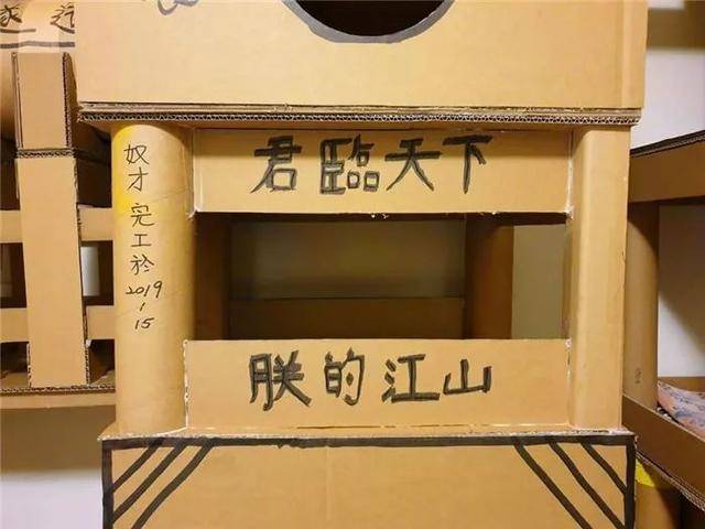 主人用紙箱造豪華貓城堡，完工後橘貓來視察，對新家表示滿意！