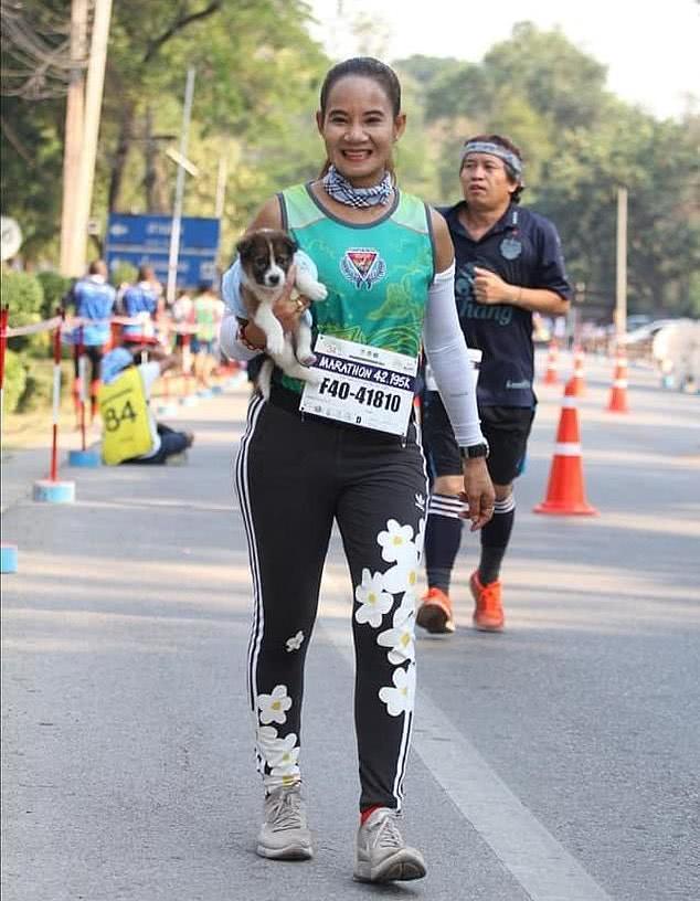 馬拉松選手比賽遇迷路狗，為避免被踩踏，犧牲成績抱著它跑完全程