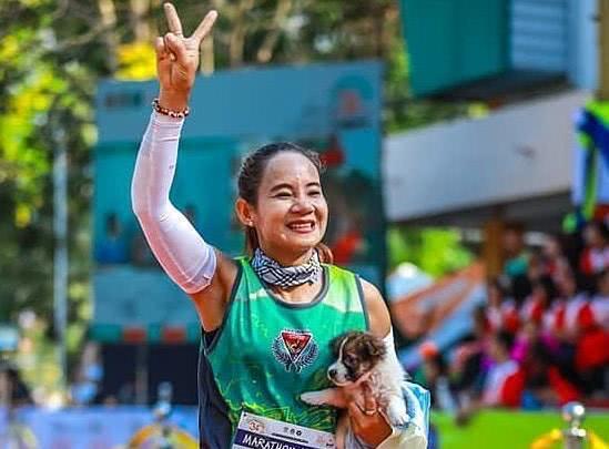 馬拉松選手比賽遇迷路狗，為避免被踩踏，犧牲成績抱著它跑完全程