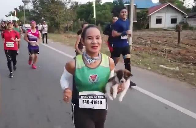馬拉松選手比賽遇迷路狗，為避免被踩踏，犧牲成績抱著它跑完全程
