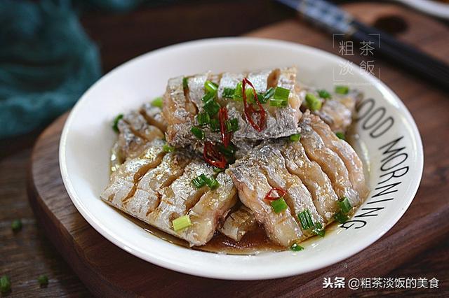 帶魚蒸好後，再多加這一步，更香更好吃，上桌不一會功夫就吃光