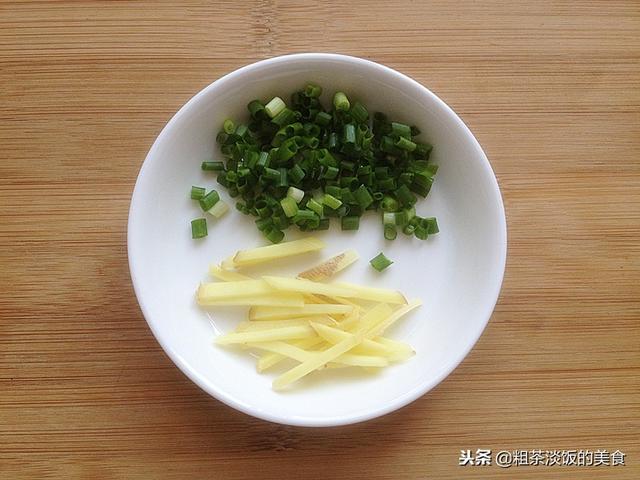 帶魚蒸好後，再多加這一步，更香更好吃，上桌不一會功夫就吃光