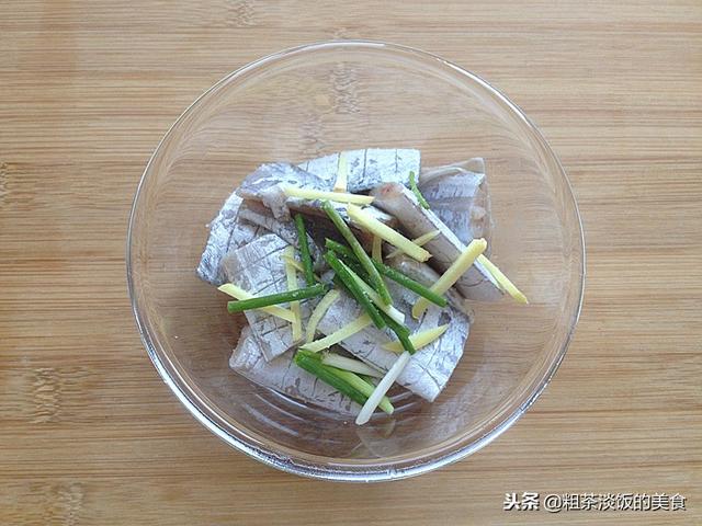 帶魚蒸好後，再多加這一步，更香更好吃，上桌不一會功夫就吃光