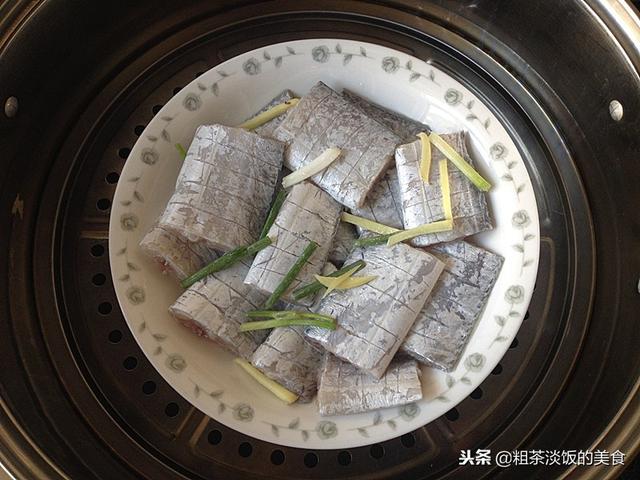帶魚蒸好後，再多加這一步，更香更好吃，上桌不一會功夫就吃光
