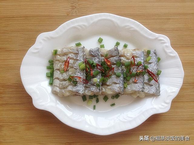 帶魚蒸好後，再多加這一步，更香更好吃，上桌不一會功夫就吃光
