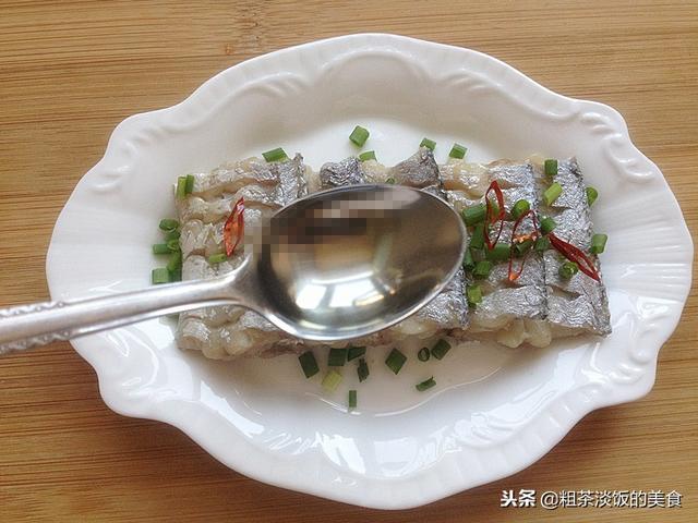 帶魚蒸好後，再多加這一步，更香更好吃，上桌不一會功夫就吃光