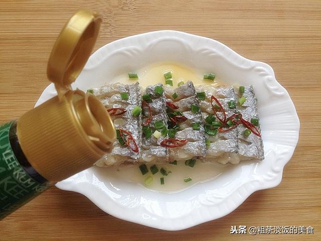 帶魚蒸好後，再多加這一步，更香更好吃，上桌不一會功夫就吃光