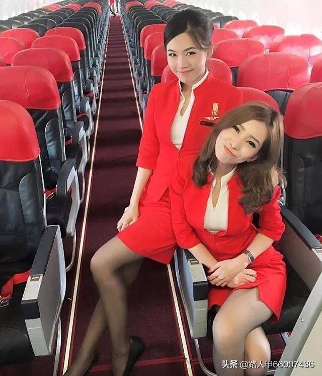 外國乘客投訴亞航空姐，彎腰露出「事業線」