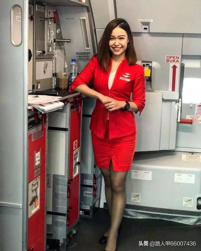 外國乘客投訴亞航空姐，彎腰露出「事業線」