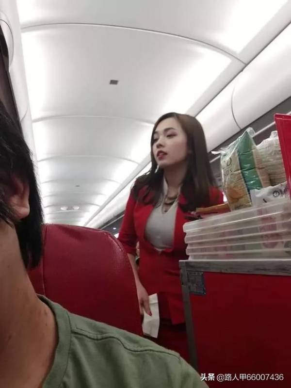 外國乘客投訴亞航空姐，彎腰露出「事業線」