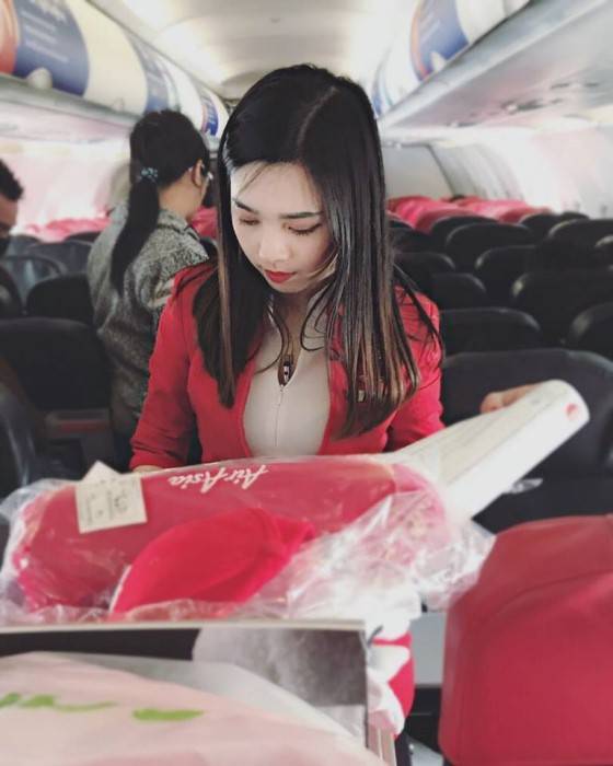 外國乘客投訴亞航空姐，彎腰露出「事業線」