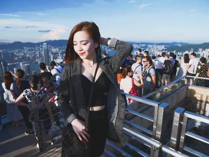外國乘客投訴亞航空姐，彎腰露出「事業線」