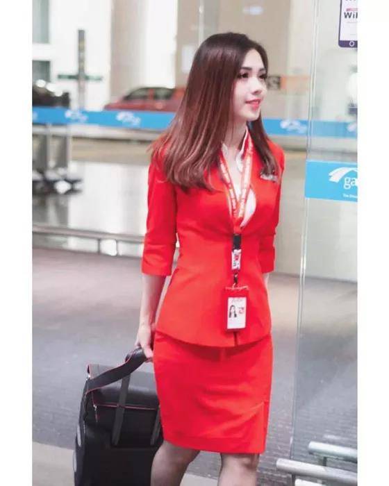 外國乘客投訴亞航空姐，彎腰露出「事業線」