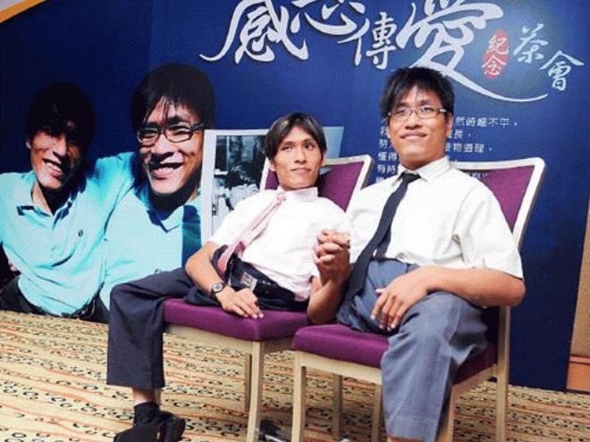 連體嬰哥哥「最放不下家人」孤獨離開　弟弟掉淚喊「下輩子別當兄弟」替他活下去