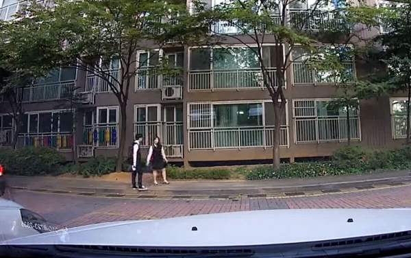 南韓學生放學路上，小情侶「人行道上超嗨尬舞」被行車記錄器錄下來：長大後看到肯定要丟臉了ＸＤＤ