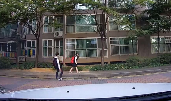 南韓學生放學路上，小情侶「人行道上超嗨尬舞」被行車記錄器錄下來：長大後看到肯定要丟臉了ＸＤＤ