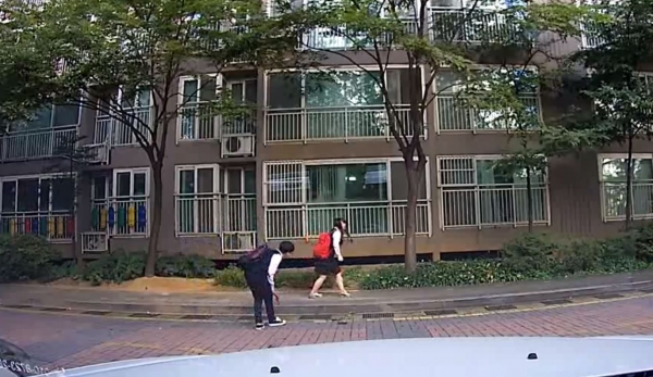 南韓學生放學路上，小情侶「人行道上超嗨尬舞」被行車記錄器錄下來：長大後看到肯定要丟臉了ＸＤＤ