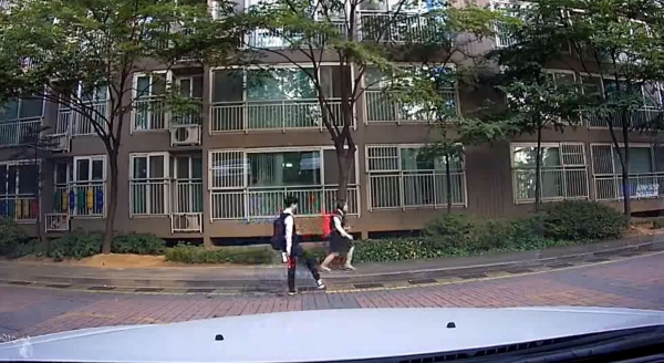 南韓學生放學路上，小情侶「人行道上超嗨尬舞」被行車記錄器錄下來：長大後看到肯定要丟臉了ＸＤＤ