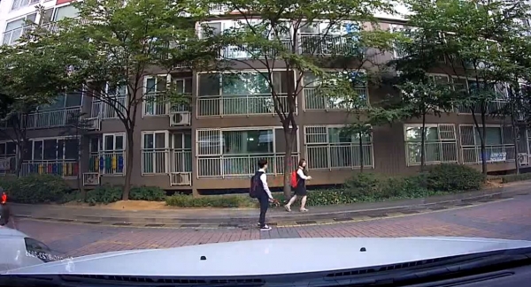南韓學生放學路上，小情侶「人行道上超嗨尬舞」被行車記錄器錄下來：長大後看到肯定要丟臉了ＸＤＤ