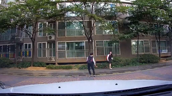 南韓學生放學路上，小情侶「人行道上超嗨尬舞」被行車記錄器錄下來：長大後看到肯定要丟臉了ＸＤＤ