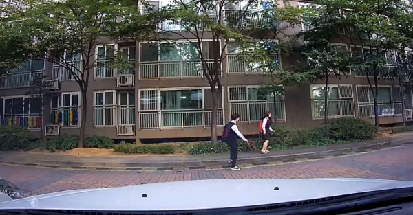 南韓學生放學路上，小情侶「人行道上超嗨尬舞」被行車記錄器錄下來：長大後看到肯定要丟臉了ＸＤＤ