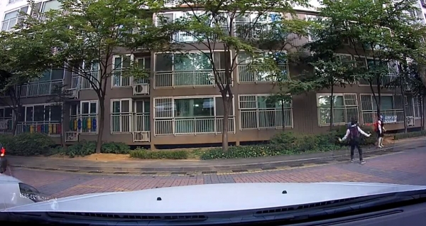 南韓學生放學路上，小情侶「人行道上超嗨尬舞」被行車記錄器錄下來：長大後看到肯定要丟臉了ＸＤＤ