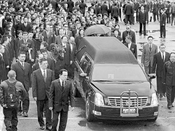 他生於臺北，身高僅1.58米，93歲去世，4萬人參加葬禮，5個女兒卻無人敢娶...