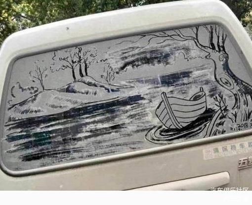 街頭看到一女孩在車玻璃上畫畫，車主不捨得擦，和大家一起欣賞