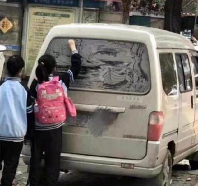 街頭看到一女孩在車玻璃上畫畫，車主不捨得擦，和大家一起欣賞