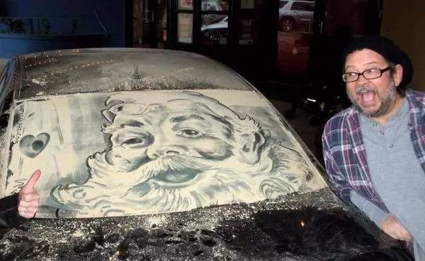 街頭看到一女孩在車玻璃上畫畫，車主不捨得擦，和大家一起欣賞