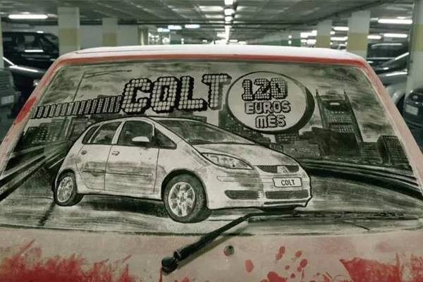 街頭看到一女孩在車玻璃上畫畫，車主不捨得擦，和大家一起欣賞