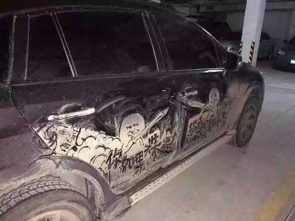 街頭看到一女孩在車玻璃上畫畫，車主不捨得擦，和大家一起欣賞