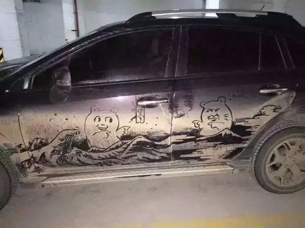 街頭看到一女孩在車玻璃上畫畫，車主不捨得擦，和大家一起欣賞