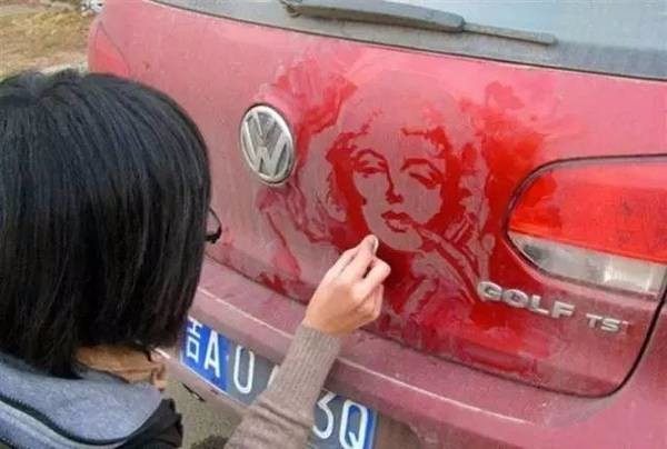 街頭看到一女孩在車玻璃上畫畫，車主不捨得擦，和大家一起欣賞