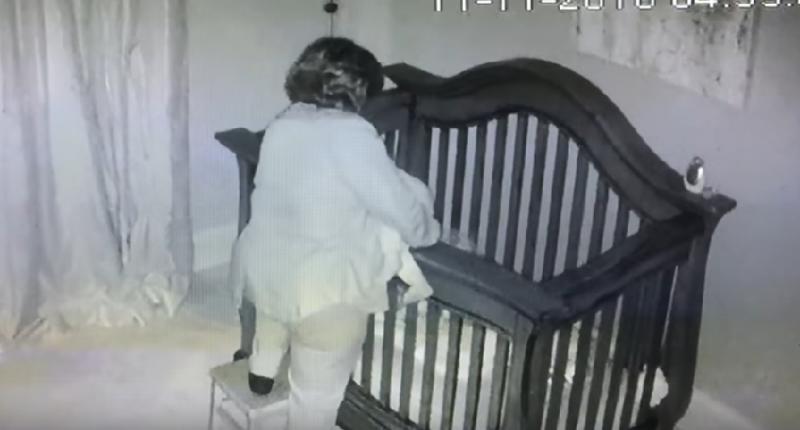 嬰兒監視器深夜拍到「外婆出現」在寶寶床邊，沒想到「下一秒的畫面」讓媽媽忍不住驚呼出聲... 