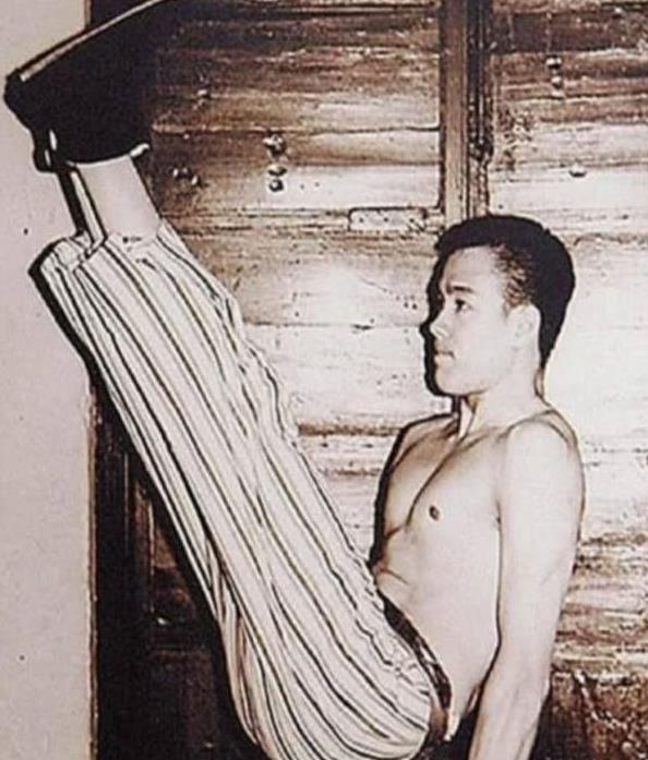 李小龍怪異練功照，圖3插300次練硬度，圖4泰森連一個也做不了