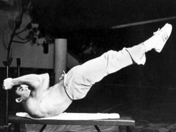 李小龍怪異練功照，圖3插300次練硬度，圖4泰森連一個也做不了