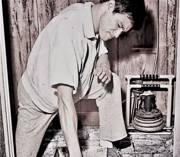 李小龍怪異練功照，圖3插300次練硬度，圖4泰森連一個也做不了