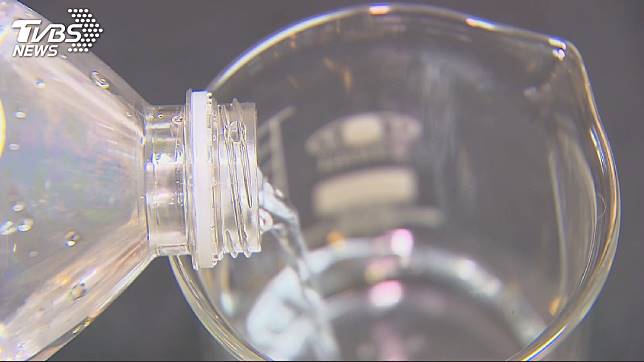死不丟！寶特瓶重複裝水喝　醫驚：「細菌水」下肚了