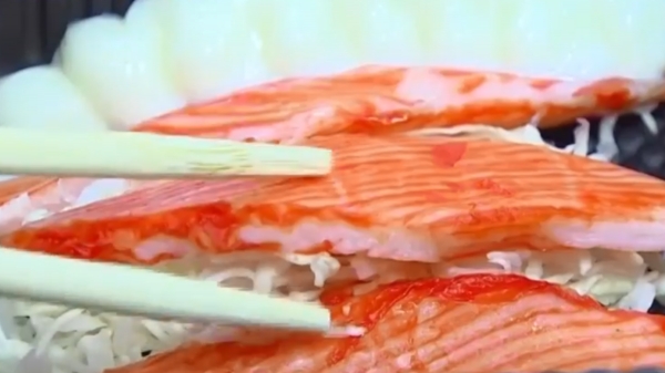 第一次知道！「蟹肉棒」製作過程曝光！裡面竟「完全不含螃蟹成分」！