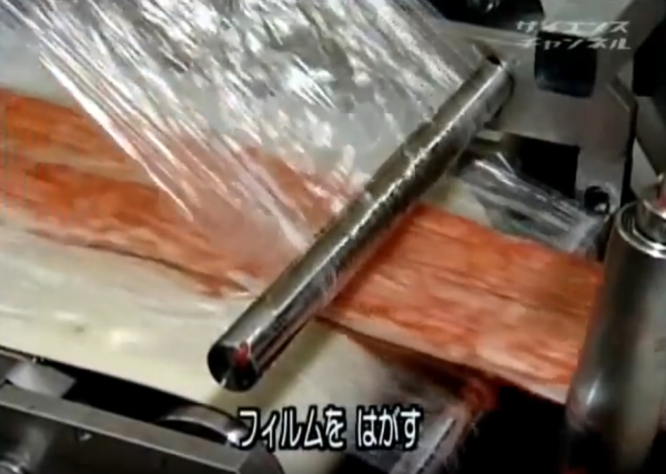 第一次知道！「蟹肉棒」製作過程曝光！裡面竟「完全不含螃蟹成分」！