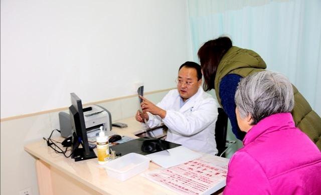 62歲阿姨得了冠心病，睡不好吃不香，醫生幫她解開「心病」！