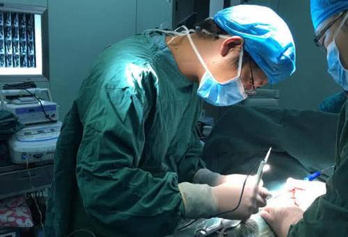 醫生做手術時，為何用布「蒙著」患者？只露出一個洞，有3大原因...