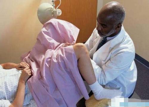 醫生做手術時，為何用布「蒙著」患者？只露出一個洞，有3大原因...