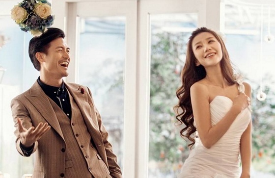 婚禮中途我去換禮服，後台聽到婆婆和丈夫的對話，我離開婚禮現場